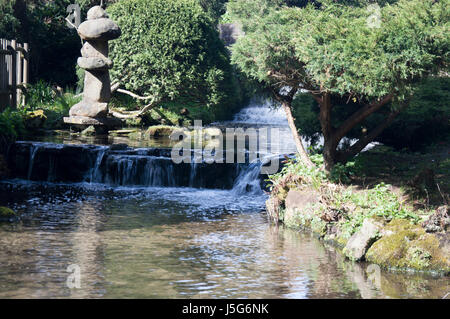 Einen künstlichen Wasserfall in den Gärten in Newstead Abbey, Nottinghamshire Stockfoto