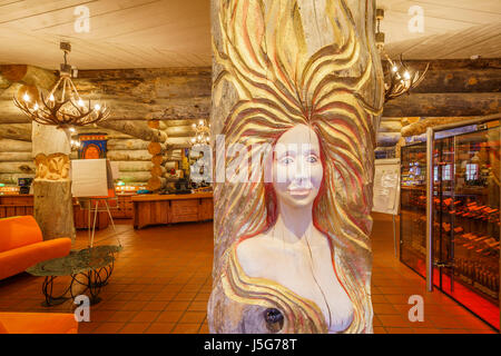 Holz-Schnitzerei einer Frau im Kakslauttanen Hotel, Lappland, Finnland Stockfoto