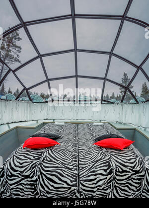 Innenraum eines Glases Iglu Hotel Kakslauttanen, Lappland, Finnland Stockfoto