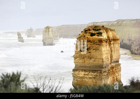 Betonung einer der "Zwölf Apostel" Kalkstein Stacks im Meer in Victoria, Australien, wurde der Hintergrund verblasst für Ihren text Stockfoto