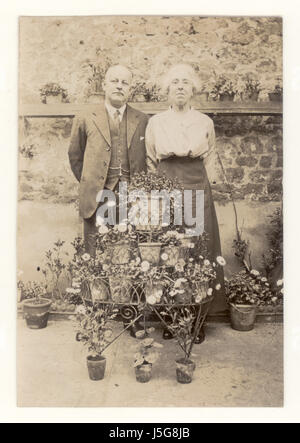 Ursprüngliche Postkarte aus der Zeit des 1. Weltkriegs von älteren Paaren in ihrem Garten mit Blumentöpfen, um 1915 / 1916 / 1917 UK Stockfoto