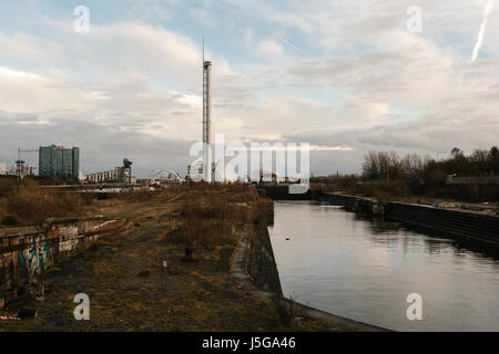 Ein Gebiet von historischem Interesse, verkommen und nicht genutzt, Govan Graving Docks mit dem Science Center und Glasgow Tower im Hintergrund, Schottland Stockfoto