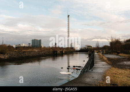 Ein Gebiet von historischem Interesse, verkommen und nicht genutzt, Govan Graving Docks mit dem Science Center und Glasgow Tower im Hintergrund, Schottland Stockfoto