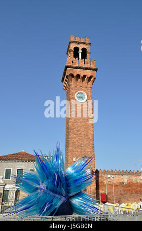 Uhrturm in Muranoinsel in der Nähe von Venedig, wo Handwerker Glaskunst produzieren Stockfoto