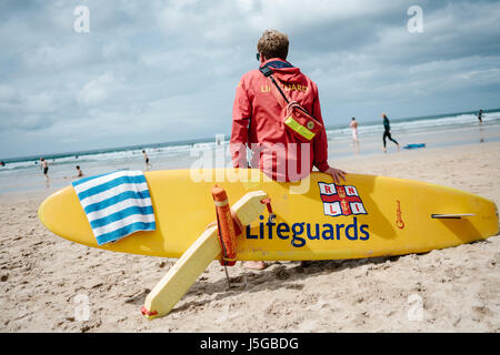 Australische RNLI Rettungsschwimmer wachen über Gwithian Strand in Cornwall. Stockfoto