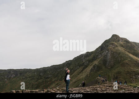 Weibliche Tourist, der eine selfie der Anden Giant's Causeway. Stockfoto