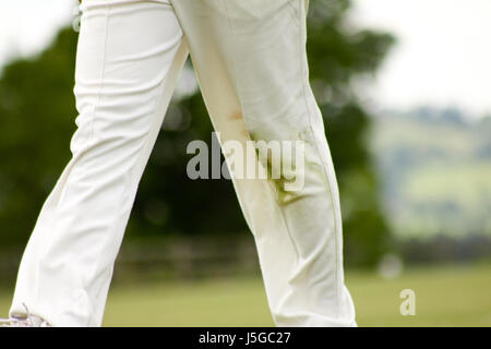 Englischer Cricketspieler Grass Flecken Hose Stockfoto