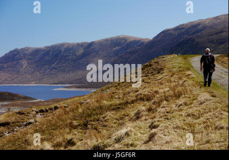 Einsame männliche Wanderer auf einer Strecke in der Nähe von Loch Cluanie auf Route durch die schottischen Berge Corbett Beinn Loinne in Glen Shiel, Kintail, N/W schottischen Highlands, Stockfoto