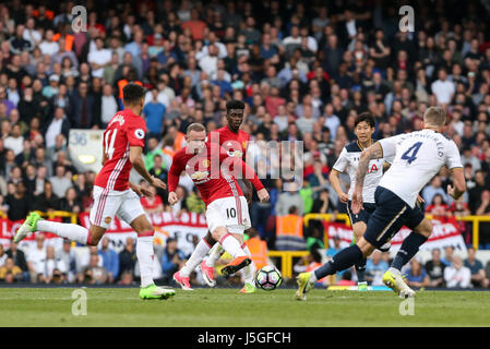 Wayne Rooney von Manchester United geht der Ball in der Premier-League-Spiel zwischen Tottenham Hotspur und Manchester United an der White Hart Lane in London. 14 Mai 2017 nur zur redaktionellen Verwendung. Kein Merchandising. Für den Fußball Bilder FA und Premier League Einschränkungen gelten inc. keine Internet/Mobile Nutzung ohne FAPL Lizenz - für Details Kontakt Dataco ARRON GENT/Tele FUßBALLBILDER Stockfoto