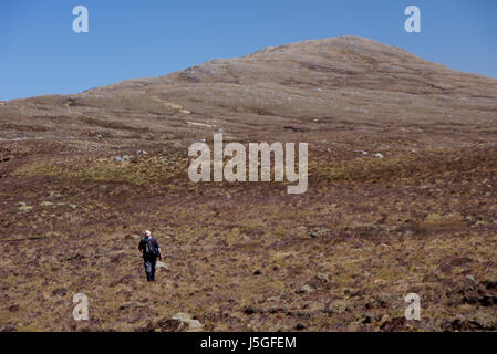 Einsame männliche Wanderer erklimmen der schottischen Berge Corbett Beinn Loinne in Glen Shiel, Kintail, N/W Schottisches Hochland, Schottland, Großbritannien Stockfoto