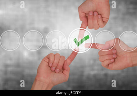 Team Arbeit Hände berühren Häkchen auf virtuellen Bildschirm. Business-Technologie-Konzept. Isoliert auf grau. Stock Bild Stockfoto