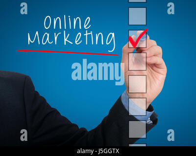 Geschäftsmann Handschrift Online-Marketing und Check-Liste Aufgabe. Isoliert auf blauem Hintergrund. Stock Foto Stockfoto