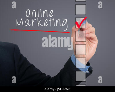 Geschäftsmann Handschrift Online-Marketing und Check-Liste Aufgabe. Isoliert auf grauem Hintergrund. Stock Foto Stockfoto