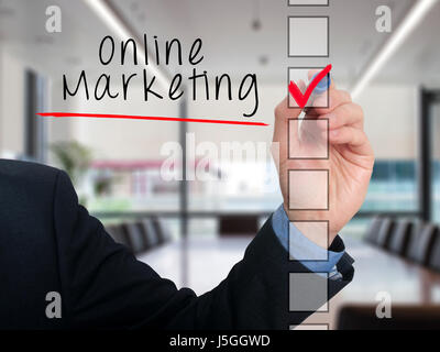 Geschäftsmann Handschrift Online-Marketing und Check-Liste Aufgabe. Auf Office-Hintergrund isoliert. Stock Foto Stockfoto