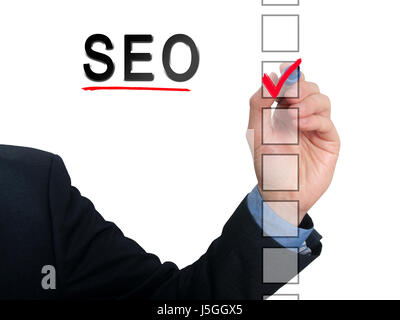 Geschäftsmann, Prüfung auf Checkliste Marker. Überprüfen SEO. Isoliert auf weißem Hintergrund, Stock Photo Stockfoto