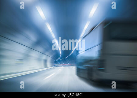 Bus im Tunnel, blau getönt Bild. Speed Concept Stockfoto
