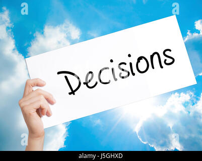 Entscheidungen auf weißem Papier zu unterzeichnen. Mann Hand Holding Papier mit dem Text. Auf Himmelshintergrund isoliert.  Business-Konzept. Stock Foto Stockfoto