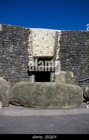 Newgrange ist ein 5.200 Jahre alten Durchgang Grab befindet sich im Boyne Valley im alten Osten Irlands. Stockfoto