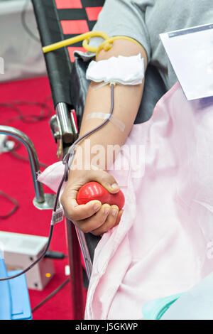 Blut-Spender Spende mit ein bouncy Ball halten in der hand Stockfoto