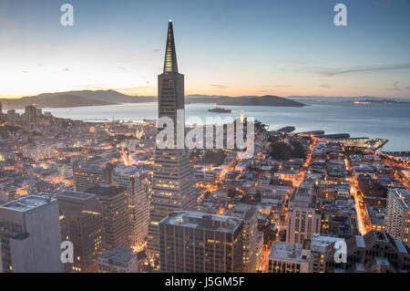 San Francisco Financial District und Bucht, Dämmerung Stockfoto