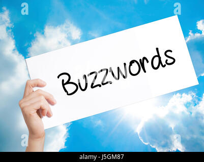 Schlagworte Zeichen auf weißem Papier. Mann Hand Holding Papier mit dem Text. Auf Himmelshintergrund isoliert.  Business-Konzept. Stock Foto Stockfoto