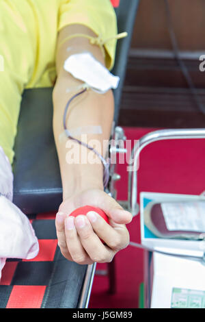 Blut-Spender Spende mit ein bouncy Ball halten in der hand Stockfoto