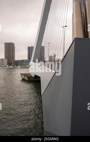 Abschnitt der Erasmusbrücke (Erasmus-Brücke) über die Nieuwe Maas, Rotterdam, The Netharlands. Stockfoto