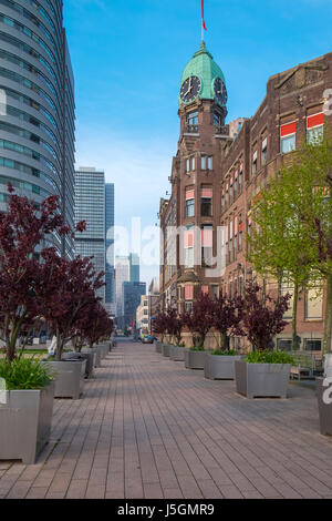 Moderne und traditionelle niederländische Architektur auf Wilhelminakade mit Hotel in New York gesehen auf der rechten Seite, Katendrecht, Rotterdam, Niederlande. Stockfoto