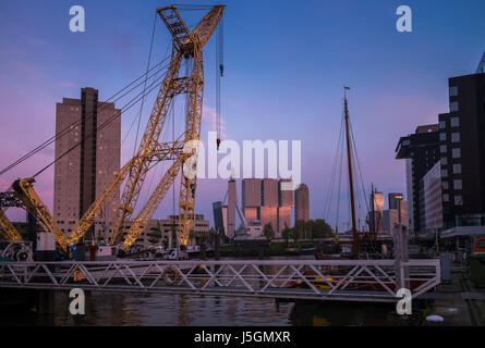 Exponate auf der maritimen Museumshafen mit historischer Schiffe und Kräne in einwandfreiem Zustand, Wassertaxi, Rotterdam, die Niederlande Stockfoto