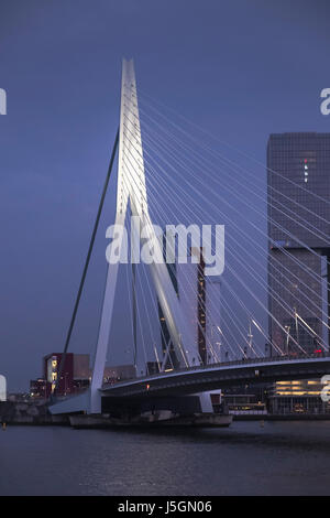 Erasmusbrücke (Erasmus-Brücke) und die Skyline der Stadt in der Dämmerung, Rotterdam, Niederlande. Stockfoto