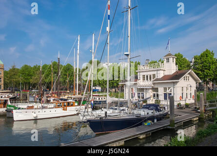 Segelboote vor Anker im historischen Hafengebiet von Veerhaven, Rotterdam, Niederlande. Stockfoto