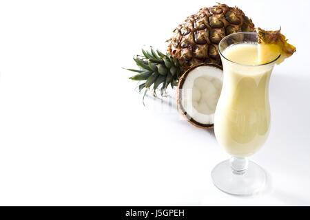 Piña Colada cocktail isoliert auf weißem Hintergrund. Exemplar. Stockfoto