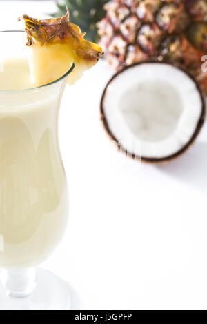 Piña Colada cocktail isoliert auf weißem Hintergrund. Exemplar. Stockfoto