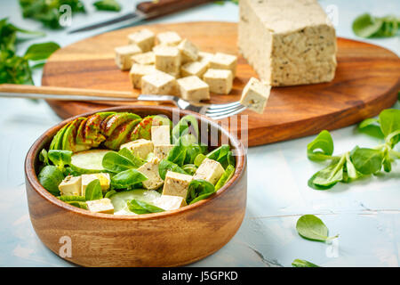 Grünen Veganer Salat mit Tofu, Avocado und Gurke. Liebe für eine gesunde vegane Ernährung Konzept Stockfoto