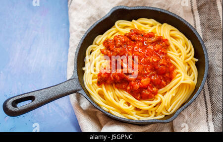 Pasta Bolognese in einer gusseisernen Pfanne. Stockfoto