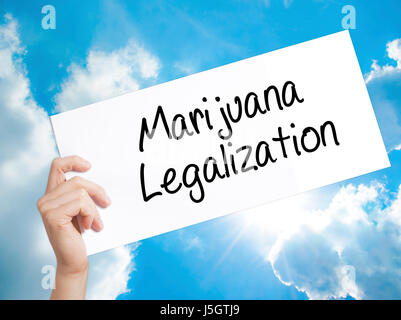Marihuana-Legalisierung-Zeichen auf weißem Papier. Mann Hand Holding Papier mit dem Text. Auf Himmelshintergrund isoliert. Live, Business-Konzept. Stock Foto Stockfoto