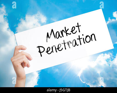 Markt eindringen Zeichen auf weißem Papier. Mann Hand Holding Papier mit dem Text. Auf Himmelshintergrund isoliert.  Business-Konzept. Stock Foto Stockfoto