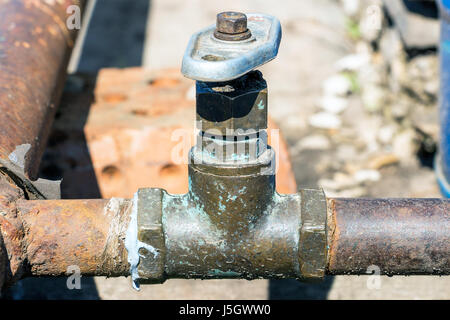 Alten Wasserhahn auf ein rostiges Rohr Stockfoto