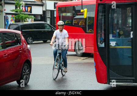 London, UK. 17. Mai 2017. Radrennfahrer kämpfen durch den Verkehr in der Regen in Clapham Junction. Bildnachweis: JOHNNY ARMSTEAD/Alamy Live-Nachrichten Stockfoto