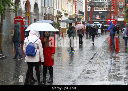 London, UK. 17. Mai 2017. UK-Wetter. Touristen schlendern durch einen Platzregen in Chinatown, London. Bildnachweis: Ed Brown/Alamy Live-Nachrichten Stockfoto