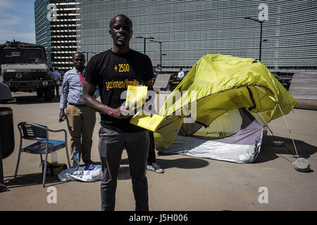 Brüssel, Bxl, Belgien. 17. Mai 2017. Taxifahrer protestieren gegen neue Taxi planen am europäischen Schuman Bezirk in Brüssel auf 17.05.2017 die neuen Regeln für Brüssel Besitzer taxi, vorbereitet durch Minister Pascal Smet erhöht sich die Anzahl der Taxis in der Hauptstadt bis zu 4.000 von Wiktor Dabkowski Credit: Wiktor Dabkowski/ZUMA Draht/Alamy Live News Stockfoto