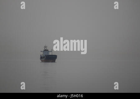 30. April 2017 - sowohl Einheimische und Besucher genießen die Palmen gesäumten Strandpromenade und Blick aufs Meer in der Stadt Iskenderun in der Türkei. Die Stadt mit Blick auf das Mittelmeer und befindet sich im Bezirk Iskenderun in der Provinz Hatay. Die Stadt ist einer der größten Häfen der Türkei auf der Mittelmeer-Kredit: Basem Ayoubi/ImagesLive/ZUMA Draht/Alamy Live News Stockfoto