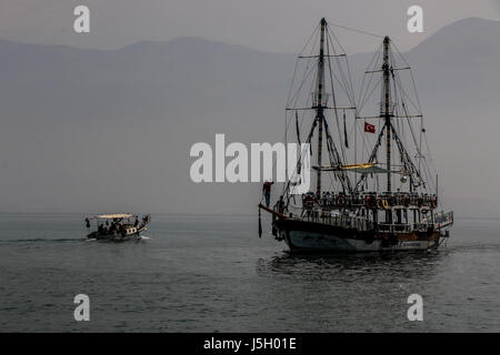 30. April 2017 - sowohl Einheimische und Besucher genießen die Palmen gesäumten Strandpromenade und Blick aufs Meer in der Stadt Iskenderun in der Türkei. Die Stadt mit Blick auf das Mittelmeer und befindet sich im Bezirk Iskenderun in der Provinz Hatay. Die Stadt ist einer der größten Häfen der Türkei auf der Mittelmeer-Kredit: Basem Ayoubi/ImagesLive/ZUMA Draht/Alamy Live News Stockfoto