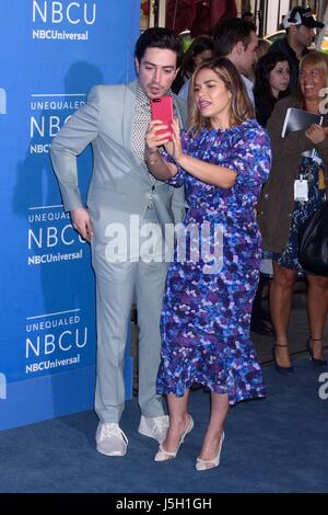New York, NY, USA. 15. Mai 2017. America Ferrera, Ben Feldman im Ankunftsbereich für 2017 NBCUniversal Upfront Presentation - Teil2, Radio City Music Hall, New York, NY 15. Mai 2017. Bildnachweis: RCF/Everett Collection/Alamy Live-Nachrichten Stockfoto
