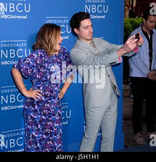 New York, NY, USA. 15. Mai 2017. America Ferrera, Ben Feldman im Ankunftsbereich für 2017 NBCUniversal Upfront Presentation - Teil2, Radio City Music Hall, New York, NY 15. Mai 2017. Bildnachweis: RCF/Everett Collection/Alamy Live-Nachrichten Stockfoto