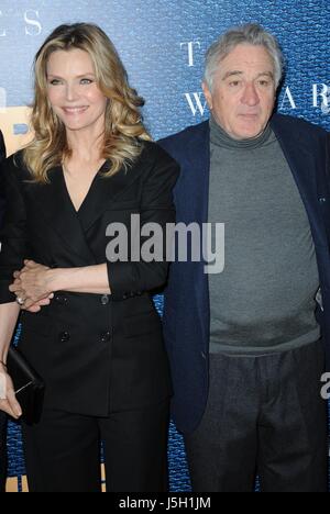 New York, NY, USA. 11. Mai 2017. Michelle Pfeiffer, Robert De Niro im Ankunftsbereich für THE WIZARD OF LIES Premiere auf HBO, Museum of Modern Art (MoMA), New York, NY 11. Mai 2017. Bildnachweis: Kristin Callahan/Everett Collection/Alamy Live-Nachrichten Stockfoto