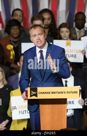 London, UK, 17. Mai 2017. Tim Farron, startet die Liberal Democrats 2017 Liberaldemokraten Manifest für die allgemeine Wahl, Massen von Fans auf das Oval in Ost-London heute Abend. Bildnachweis: Vickie Flores/Alamy Live-Nachrichten Stockfoto