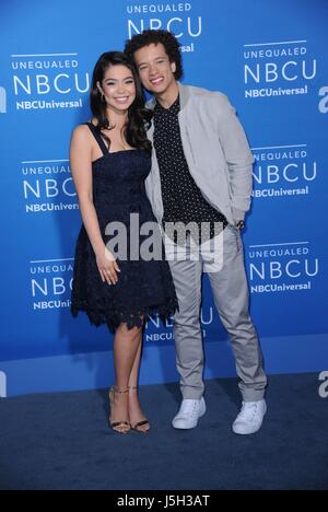 Auli ich Cravalho, Damon J Gillespie im Ankunftsbereich für 2017 NBCUniversal Upfront Präsentation, Radio City Music Hall, New York, NY 15. Mai 2017. Foto von: Kristin Callahan/Everett Collection Stockfoto