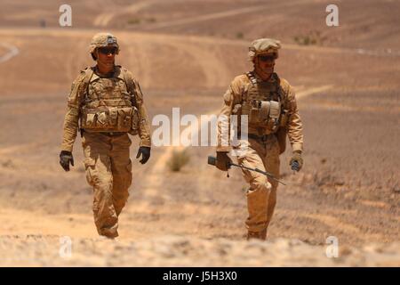 (170517)--AMMAN, 17. Mai 2017 (Xinhua)--Soldaten an die militärische Übung in Phosphatgrube Wüste in der Nähe jordanischens Grenze mit Saudi-Arabien, am 17. Mai 2017 "Eager Lion" teilnehmen. "Eager Lion" ist eine jährliche gemeinsame Übung, die in Jordanien seit 2011 stattgefunden hat. Für dieses Jahr konzentrierte sie sich auf aktuelle Militär operative und Feld Prioritäten, Anti-Terror und Techniken des modernen Krieges. (Xinhua/Mohammad Abu Ghosh) Stockfoto