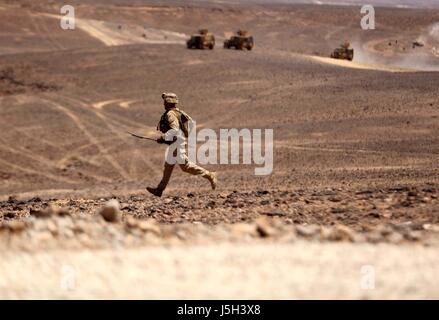 (170517)--AMMAN, 17. Mai 2017 (Xinhua)--ein Soldat nimmt Teil in die "Eager Lion" militärische Übung in Phosphatgrube Wüste in der Nähe jordanischens Grenze mit Saudi-Arabien, am 17. Mai 2017. "Eager Lion" ist eine jährliche gemeinsame Übung, die in Jordanien seit 2011 stattgefunden hat. Für dieses Jahr konzentrierte sie sich auf aktuelle Militär operative und Feld Prioritäten, Anti-Terror und Techniken des modernen Krieges. (Xinhua/Mohammad Abu Ghosh) Stockfoto